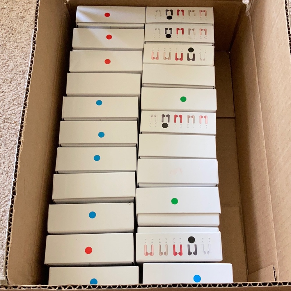 22 pairs of Universal earbuds with charger